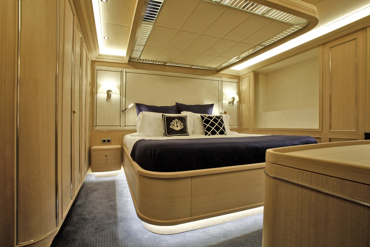 Luxury Yacht Lounge Renovation 5