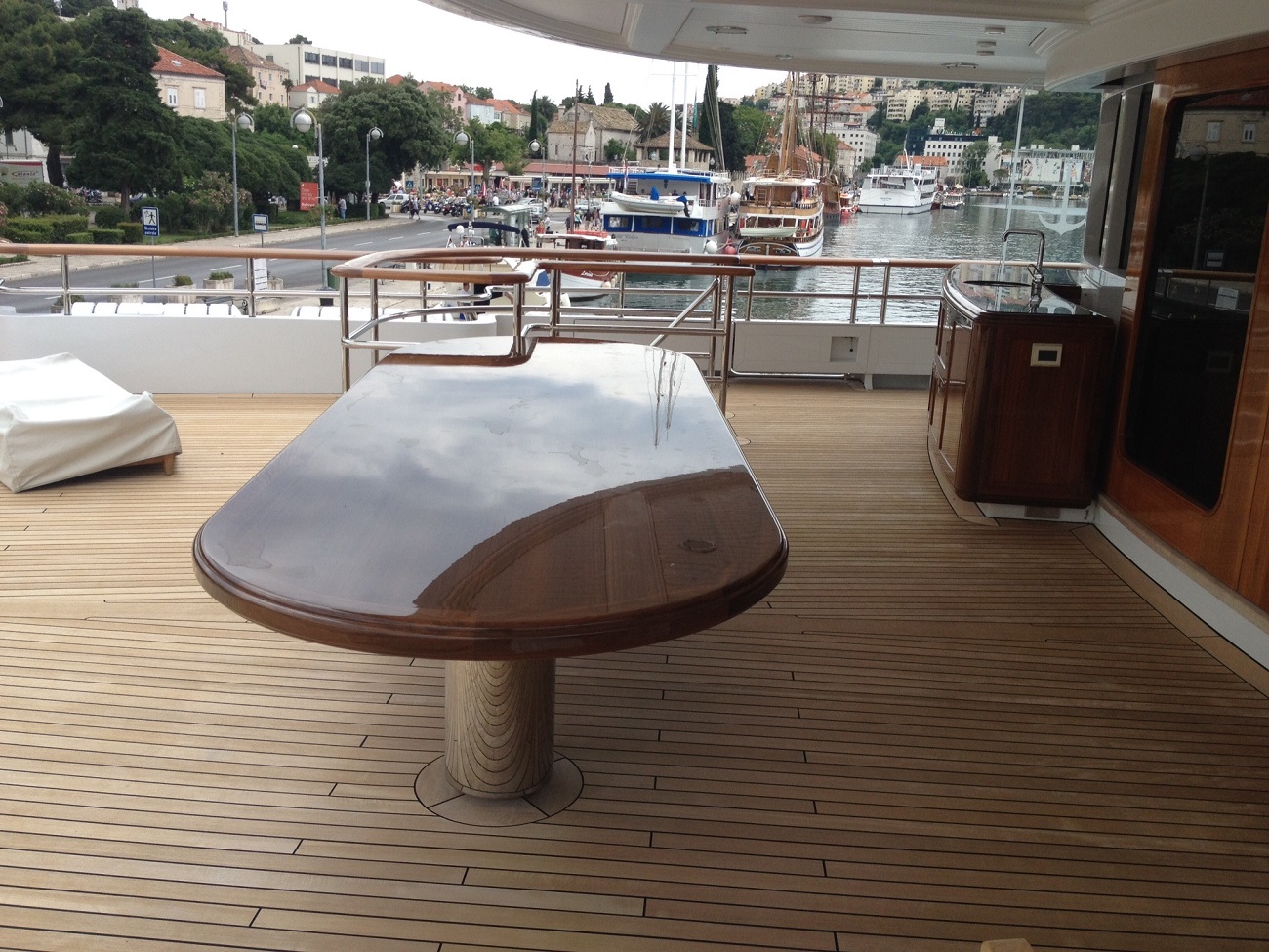 Renovation of the yacht’s aft deck